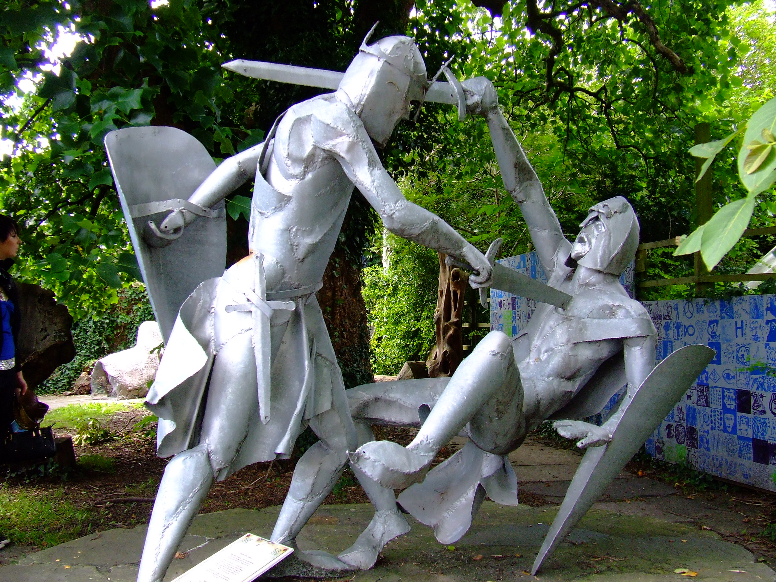 early-learning-resources-sculpture-of-2-kinights-fighting-free-early